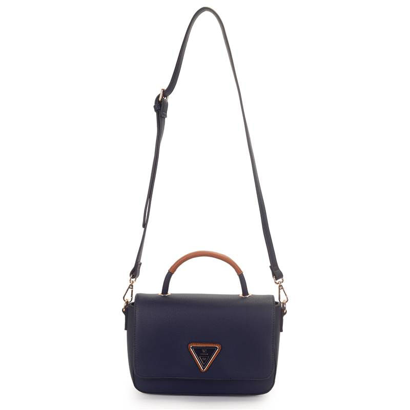 Bolsa transversal feminina azul marinho com alça longa ajustável e alça de mão marrom, formato retangular e fechamento frontal com aba e detalhe metálico